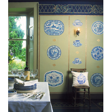 Бордюр идет по фризу