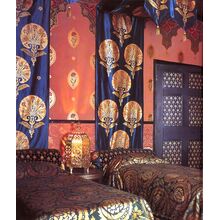 Декор стены в турецком стиле при помощи трафарета