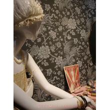 Обои трафаретом на стене