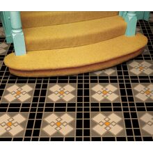 Декор пола геометрическим орнаментом по трафарету