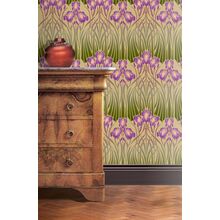 Пример декора стены трафаретом с ирисами