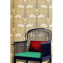 Пример трафарета для декора стен с большими лилиями