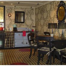 Пример декора пола трафаретом для обоев