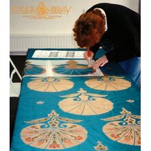 Процесс рисования по ткани трафаретом