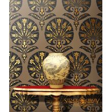 Несколько повторов трафарета на стене образуют обойный рисунок