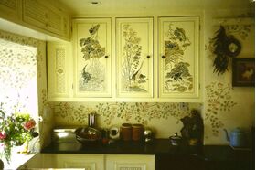 Пример декора трафаретом стены в кухне